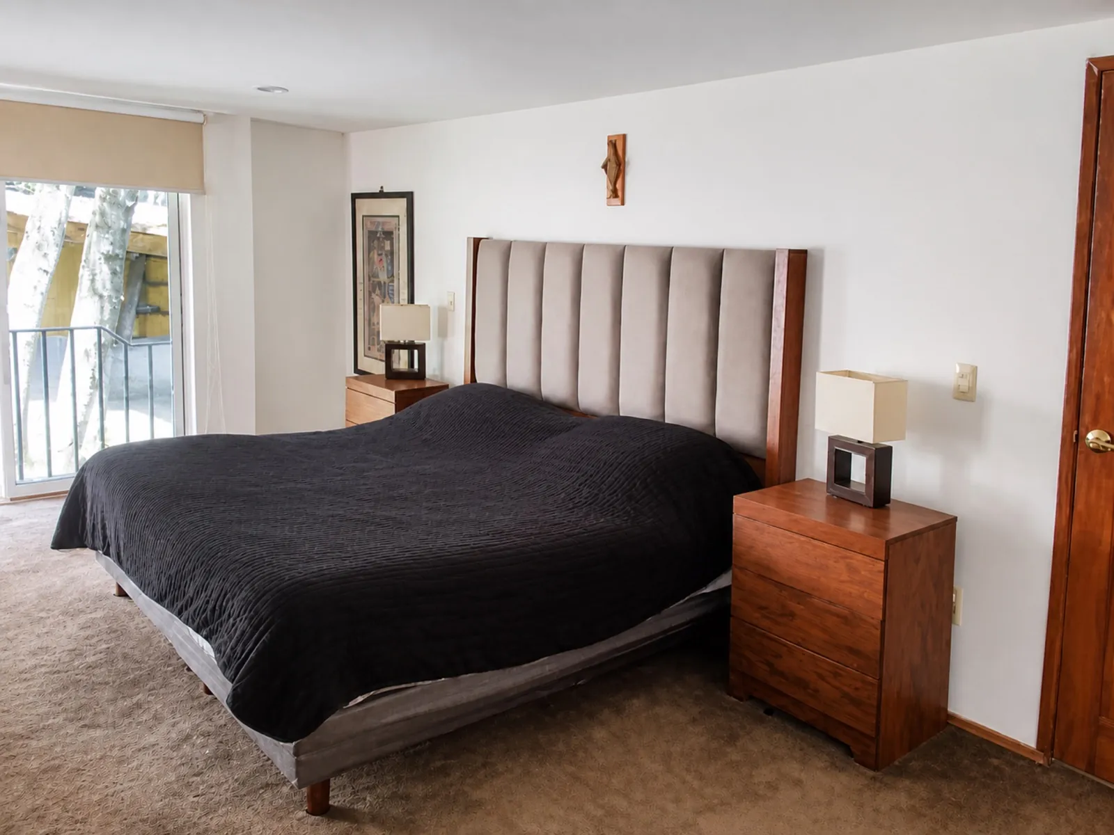 Recámara con cama king size y salida a balcón