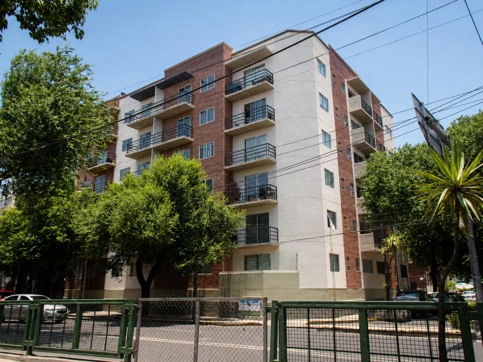Edificio de departamentos con balcones en zona urbana