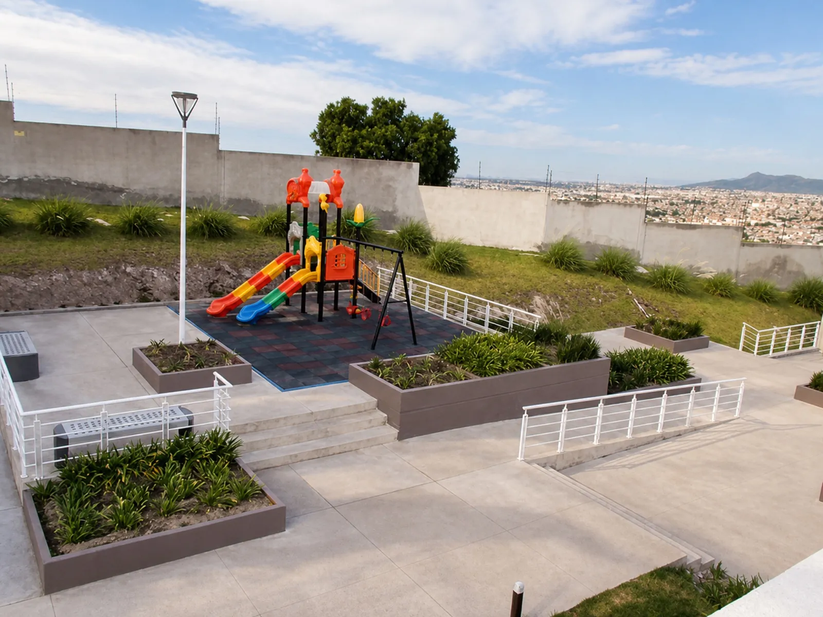 Área de juegos infantiles con vista a la ciudad