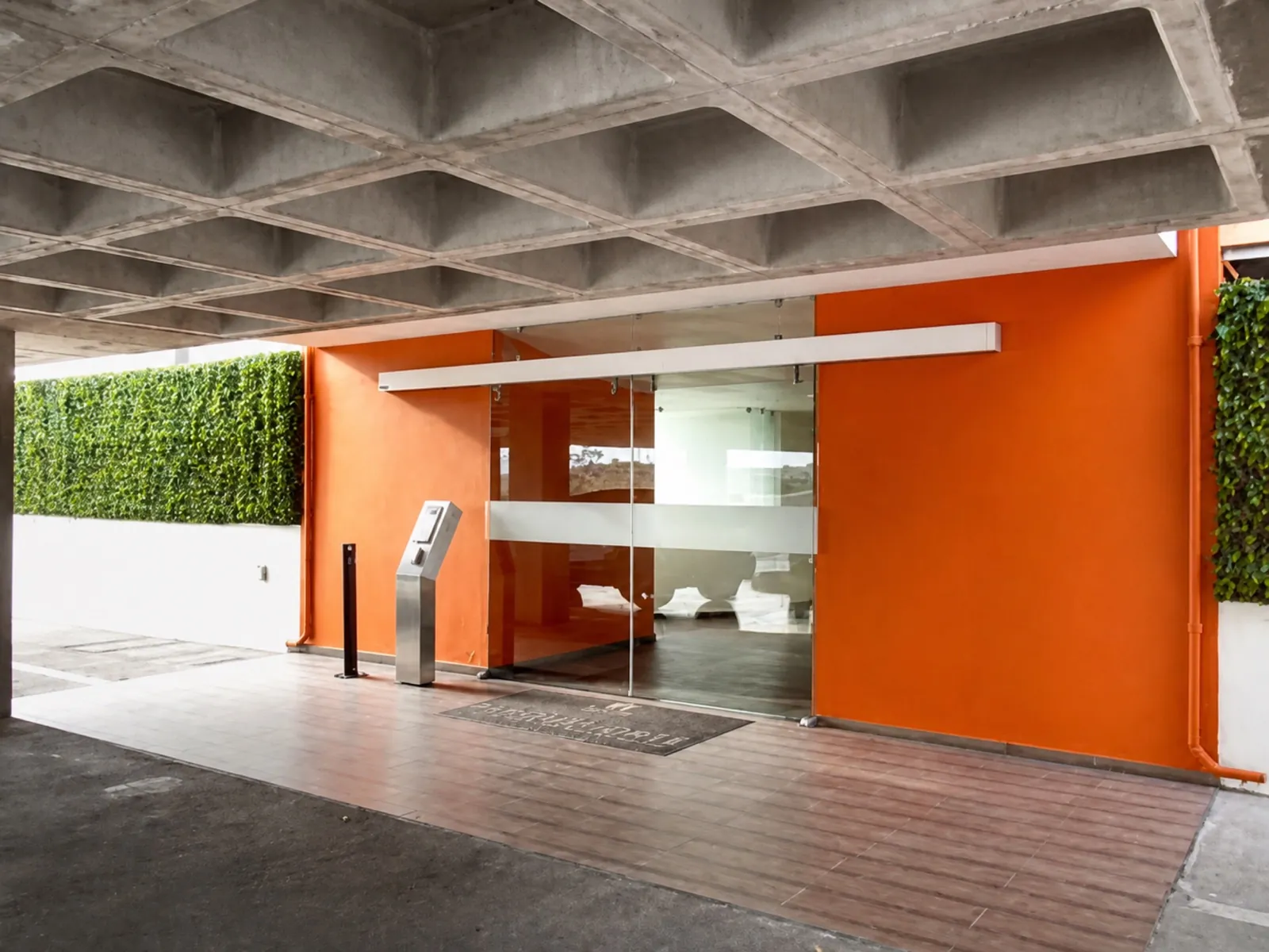 Acceso al lobby con puerta de cristal